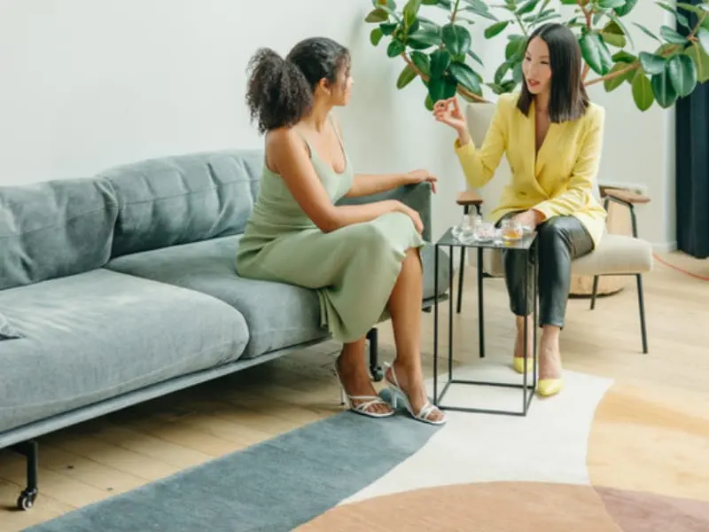 Deux femmes assises en conversation lors d'une séance de counseling